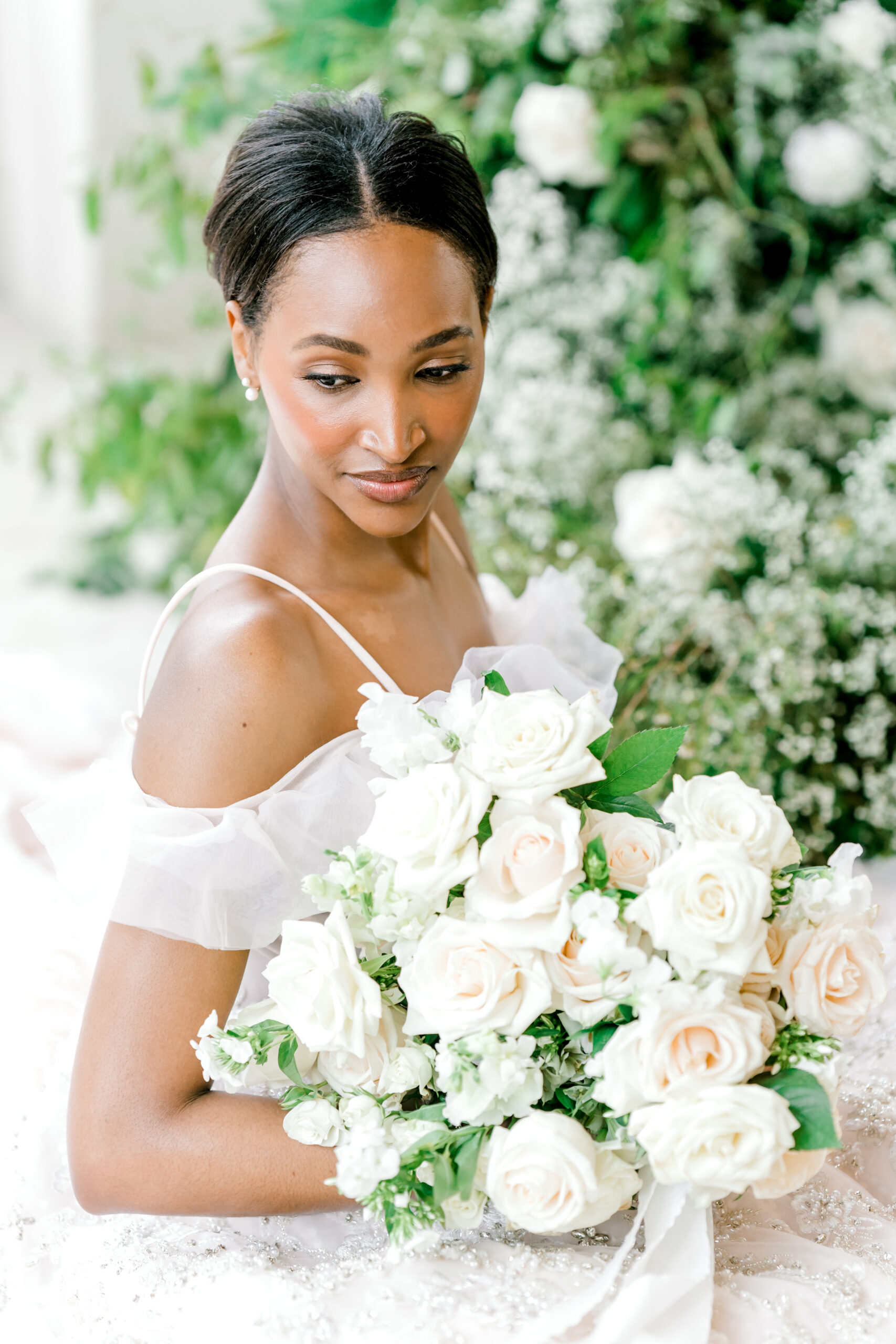 Bride poses with her neutral wedding bouquet in Charleston